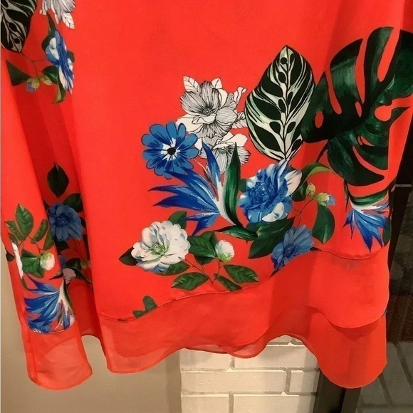 #32 Gorgeous Vince Camuto Red Floral Sleeveless Top Sz Large - Picture 8 of 10